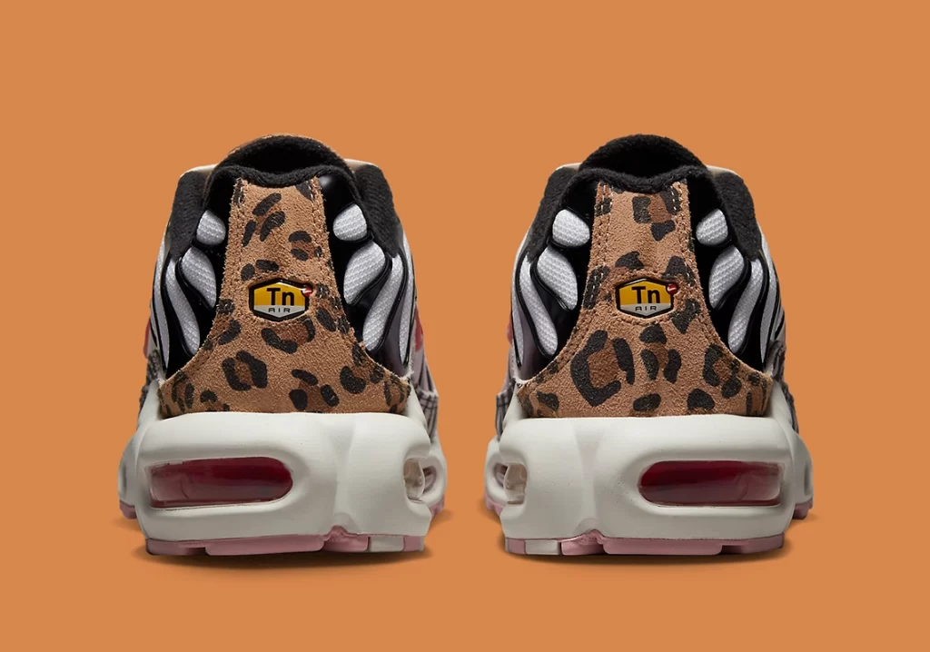 Vue de l'arrière et du talon des Nike Air Max Plus version Animal Plus de Nike.