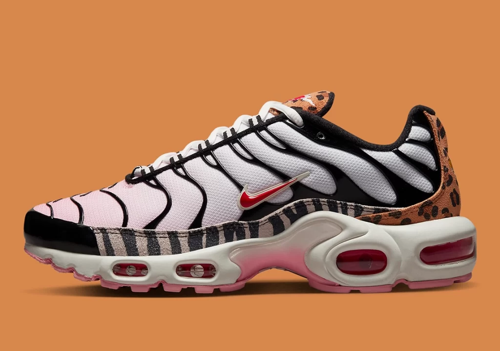 Vue du côté extérieur des Nike Air Max Plus version Animal Plus de Nike.