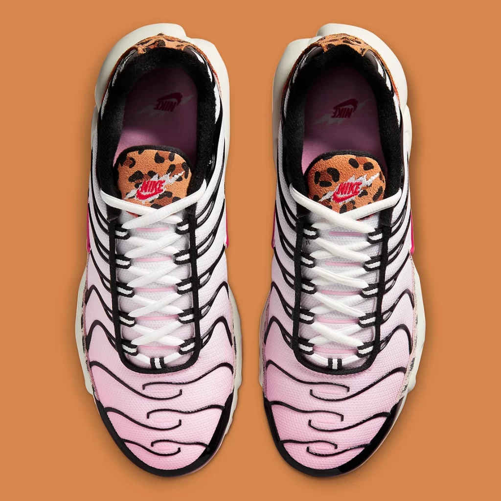 Vue d'au-dessus des Nike Air Max Plus version Animal Plus de Nike.
