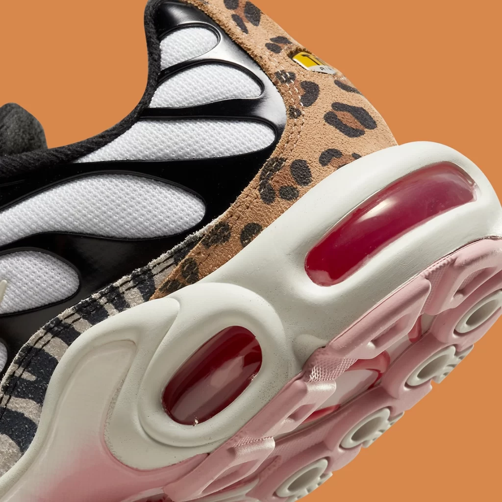 Vue des détails et de l'arrière de la Air Max Plus Animal Pack de Nike.