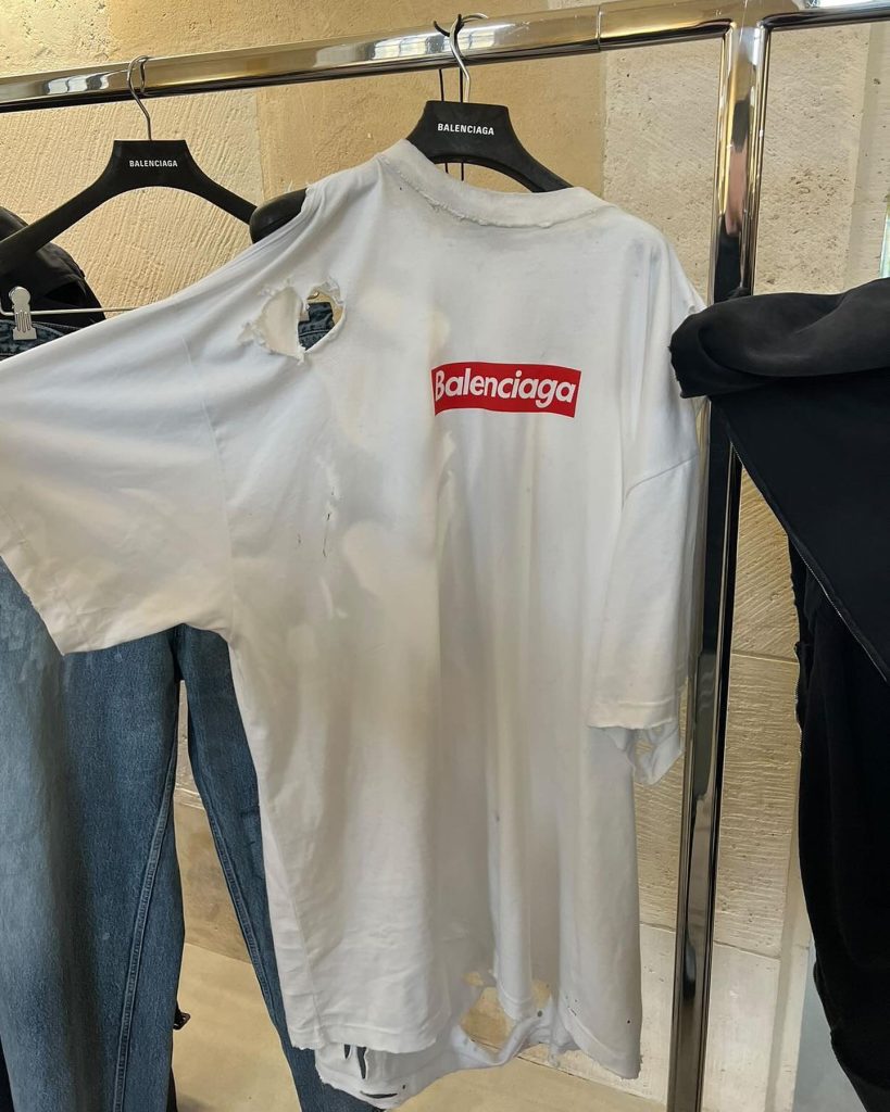 Le t-shirt blanc avec le logo rouge Balenciaga x Supreme pris en photo dans les backstage du défilé, en octobre 2022.
