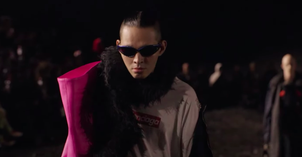 Le premier t-shirt Supreme x Balenciaga, en blanc avec le logo rouge.