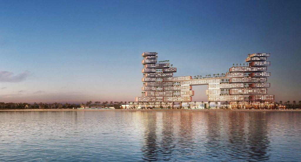 Vue de la structure colossale de The Royal du cabinet Kohn Pedersen Fox, depuis la baie de The Palm, avec la mer d'Oman au premier plan.
