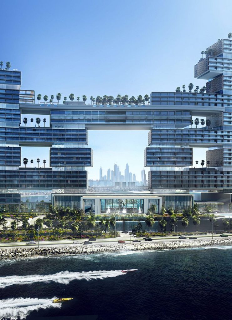 Vue de la structure colossale de The Royal du cabinet Kohn Pedersen Fox, avec son ouverture immense au centre, donnant une vue sur Dubaï.