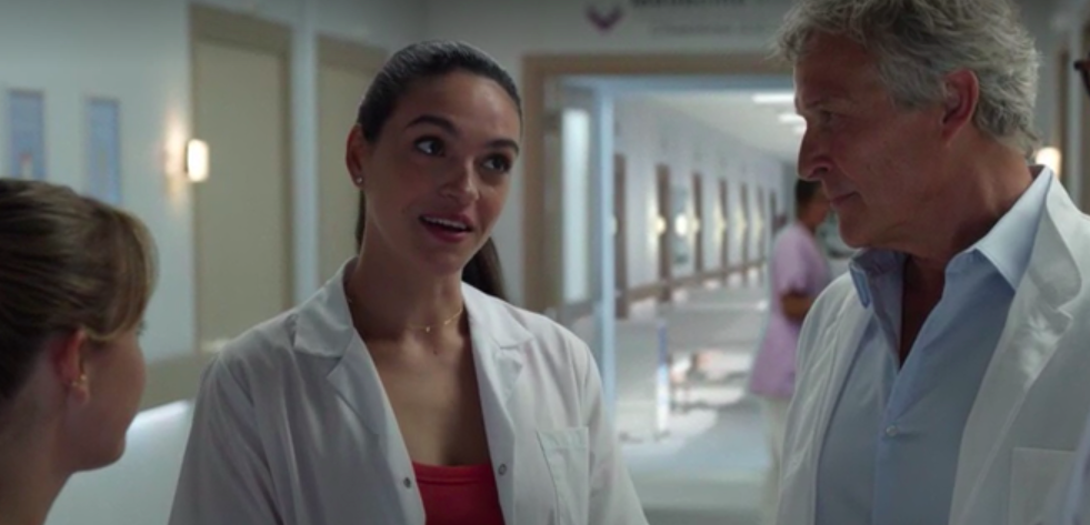 La première apparition du personnage Laurine Laumière, à l'hopital avec le docteur Alphand et Jennifer, dans Un si grand soleil, en novembre 2022