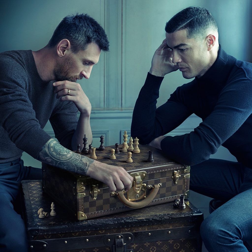 Louis Vuitton a réuni les footballeurs légendaires Lionel Messi et Cristiano Ronaldo sur un cliché pris par Annie Leibovitz.