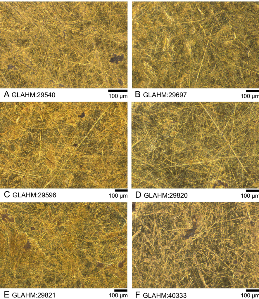 Comparaison des micro-abrasions entre des pièces d'or romaines 100% authentiques (A et B) et les quatre pièces analysées, dont la pièce Sponsianus "F" en bas à gauche.