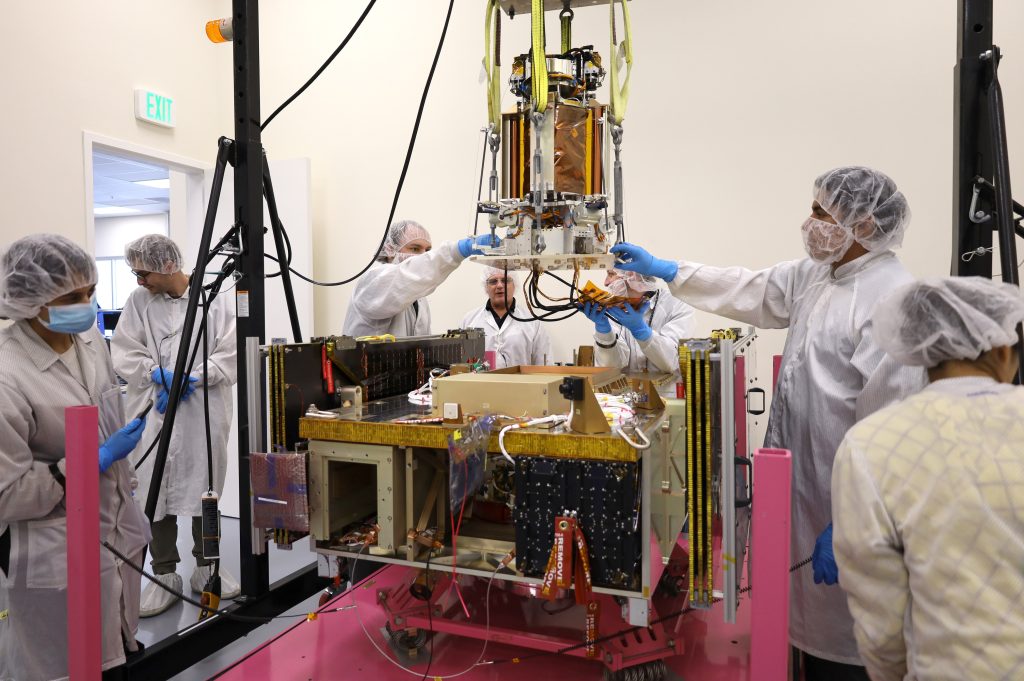 Les ingénieurs de Caltech sur le projet SSPD abaissent avec précaution la partie DOLCE du démonstrateur d'énergie solaire spatiale sur le vaisseau spatial Vigoride construit par Momentus.