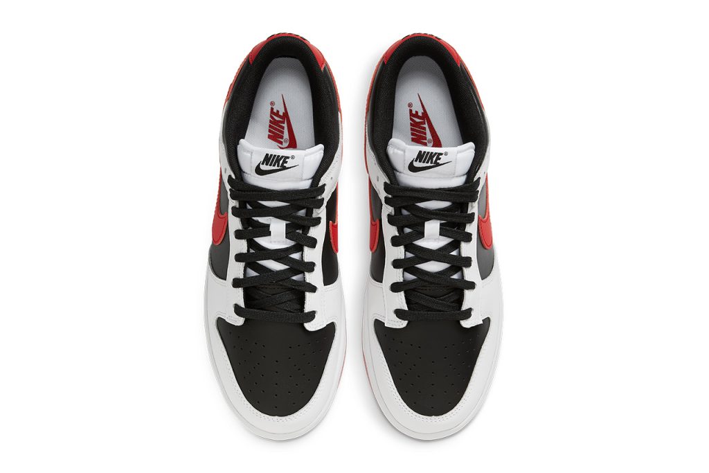Vue supérieure de la Dunk 2023 de Nike, dans sa version blanche, noire et rouge.