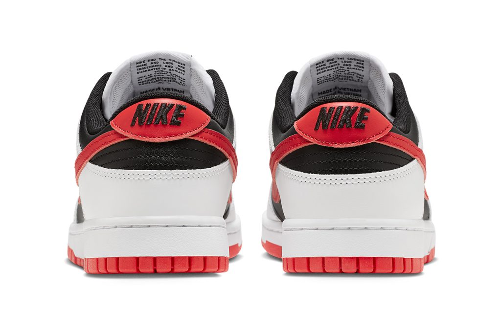 L'arrière et le talon de la Dunk 2023 de Nike, dans sa version blanche, noire et rouge.