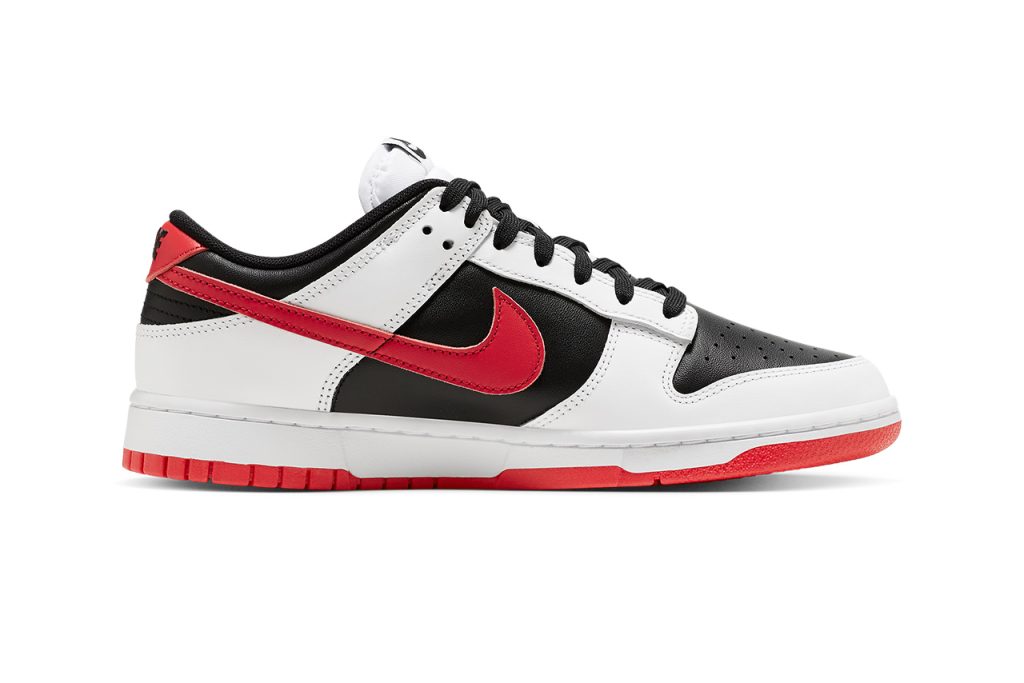 Le côté intérieur de la Dunk 2023 de Nike, dans sa version blanche, noire et rouge.