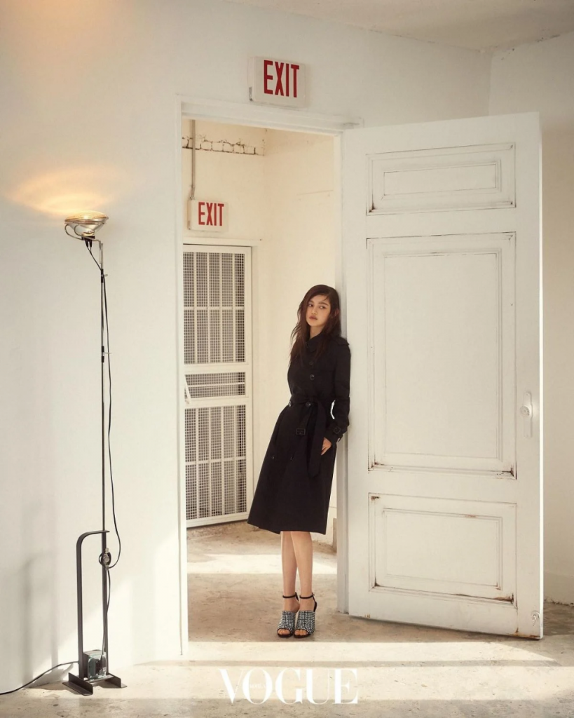 La chanteuse de NewJeans Danielle pose pour Burberry dans le magazine Vogue.