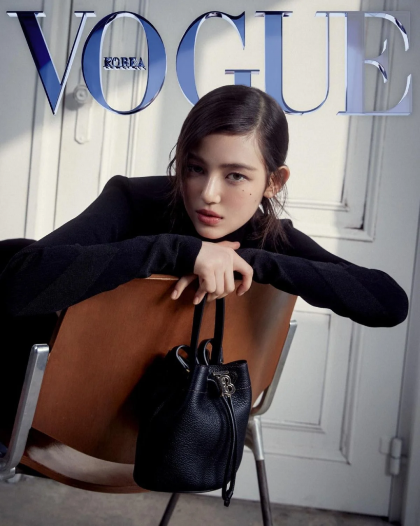 Danielle de NewJeans pour Burberry dans Vogue.