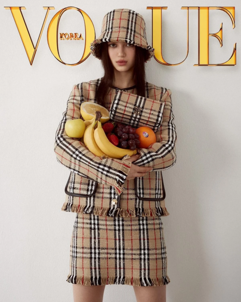 La chanteuse de NewJeans Danielle pose pour Burberry dans le magazine Vogue, avec un ensemble de la marque.