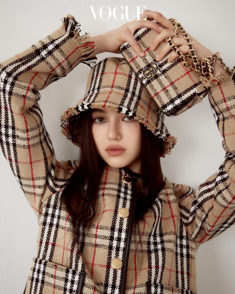 La chanteuse de NewJeans Danielle pose pour Burberry dans le magazine Vogue, avec un bob Burberry.
