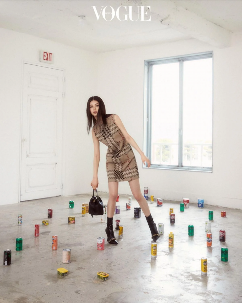 La chanteuse de NewJeans Danielle pose pour Burberry dans le magazine Vogue, avec un ensemble à carreau. du monogramme de la marque