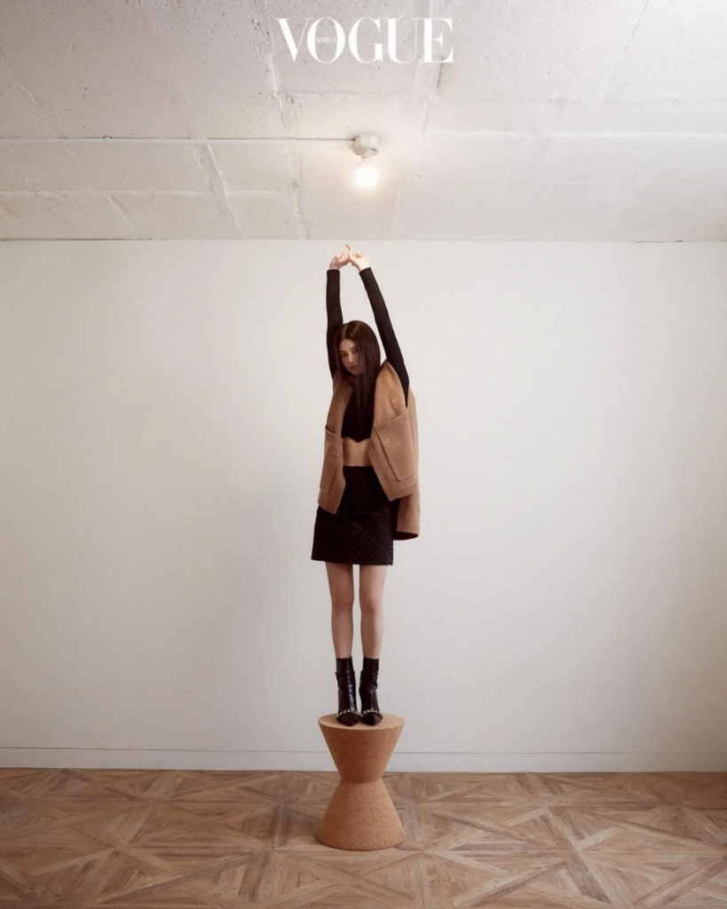 La chanteuse de NewJeans Danielle pose pour Burberry dans le magazine Vogue, debout sur un tabouret.