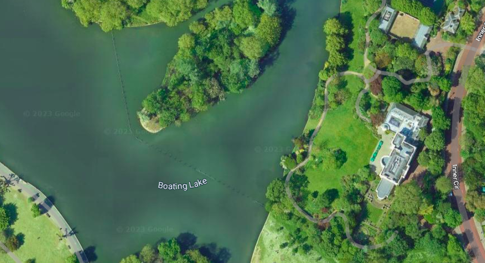 The Holme, vu dans le cadre bucolique de Regent Park, face à un lac
