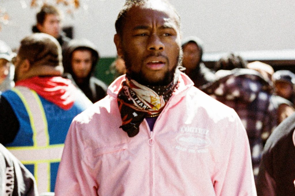 Clint419, le fondateur de la marque Corteiz, dans un blouson rose Corteiz.