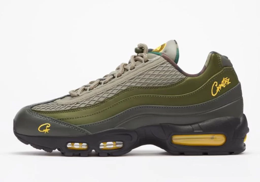 Vue latérale et complète des Corteiz x Nike Air Max 95 "Sequoia" kaki et jaune