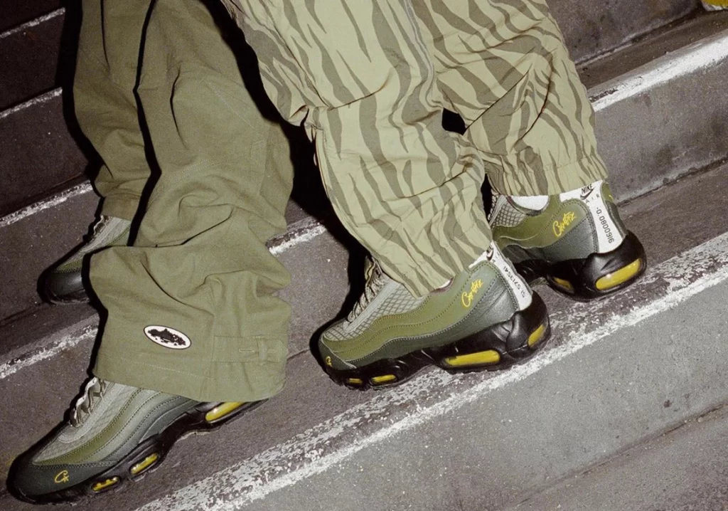 Vue latérale des Corteiz x Nike Air Max 95 "Sequoia"