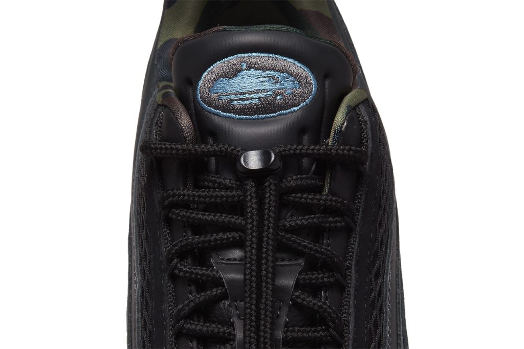 Vue de la languette des Corteiz x Nike Air Max 95 "Aegean Storm"