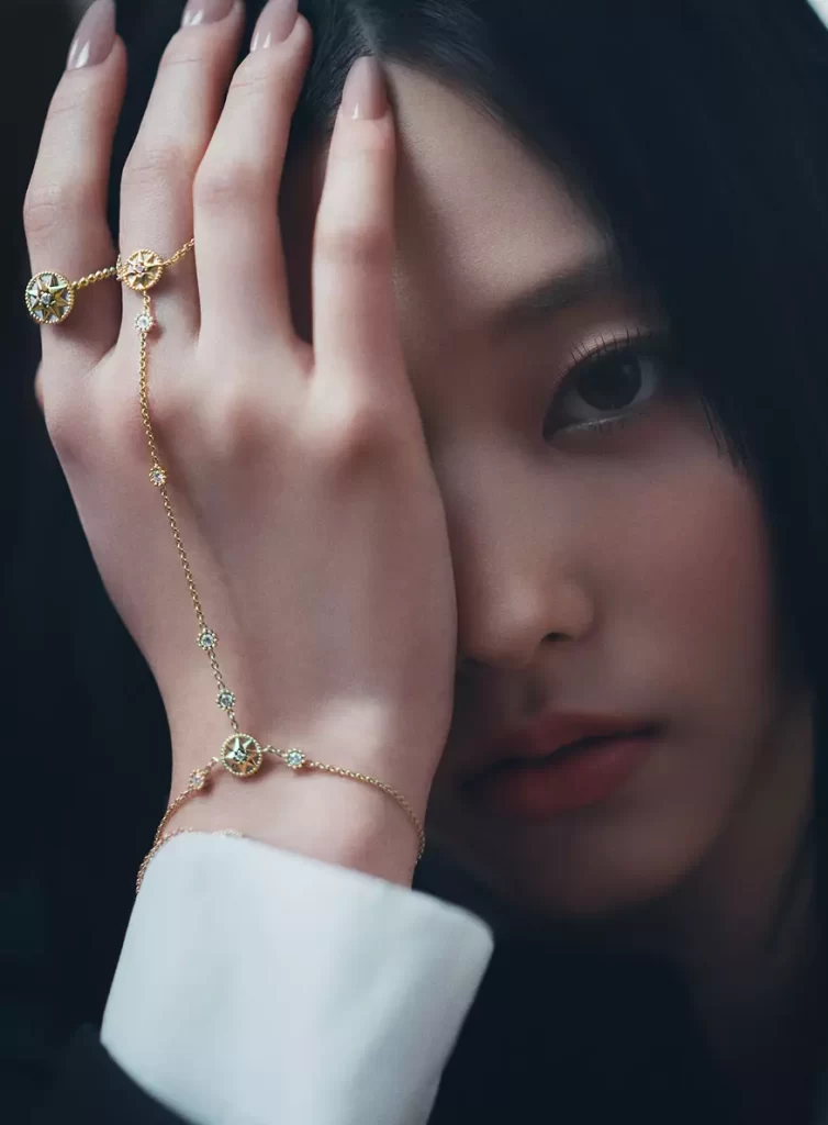 La chanteuse de NewJeans haerin pour sa première campagne avec Dior, en avril 2023.
