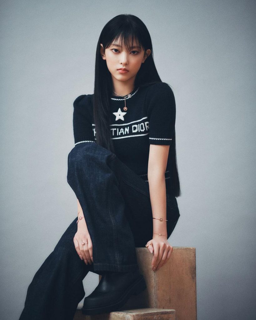 La chanteuse de NewJeans haerin pour sa première campagne avec Dior, en avril 2023, avec un pull à manche courte Christian Dior noir.