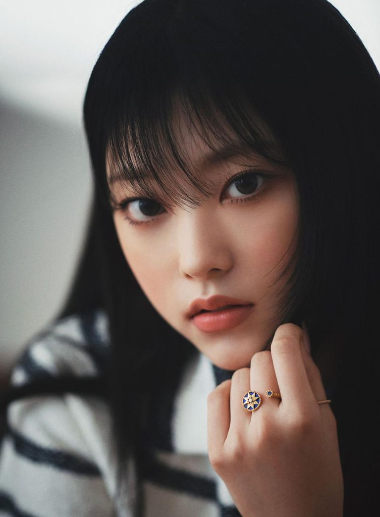 La chanteuse de NewJeans haerin pour sa première campagne avec Dior, en avril 2023, avec une bague en or jaune et des détails en émail bleu.