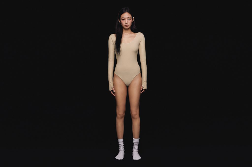 Jennie pose pour la collection "Jennie for Calvin Klein" dans un body beige.