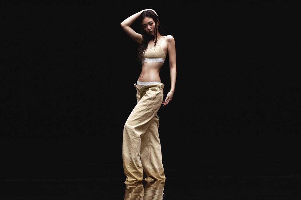 Jennie pose pour la collection "Jennie for Calvin Klein" dans un ensemble beige.
