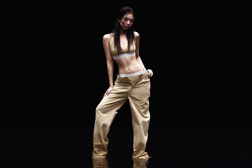 Jennie pose pour la collection "Jennie for Calvin Klein" dans un ensemble beige.