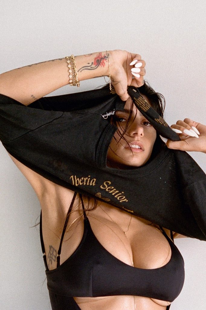 Mia Khalifa pose pour Shoreditch Ski Club