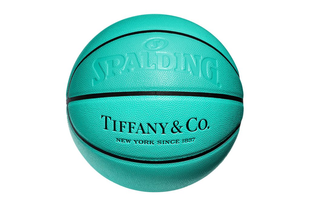 Le ballon de basket Tiffany réédité 2023, toujours avec Spalding, et toujours avec la mention "New York since 1837" en noir.