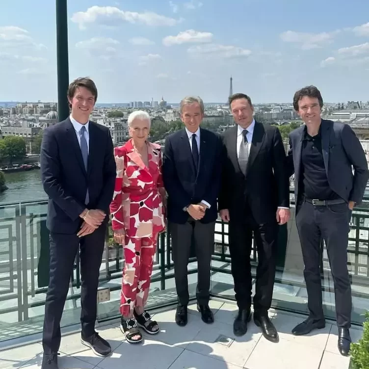Elon Musk, Bernard Arnault et les deux fils de Bernard Arnault, Antoine et Alexandre, en photo ensemble, à Paris, le vendredi 16 juin 2023.