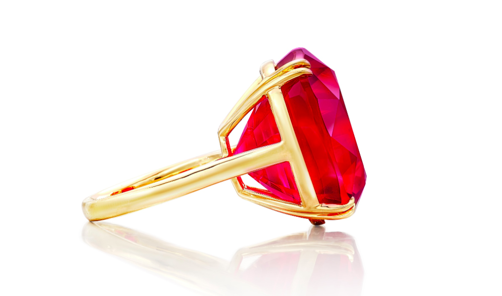 Le rubis Estrela de Fura monté sur une bague en or jaune.