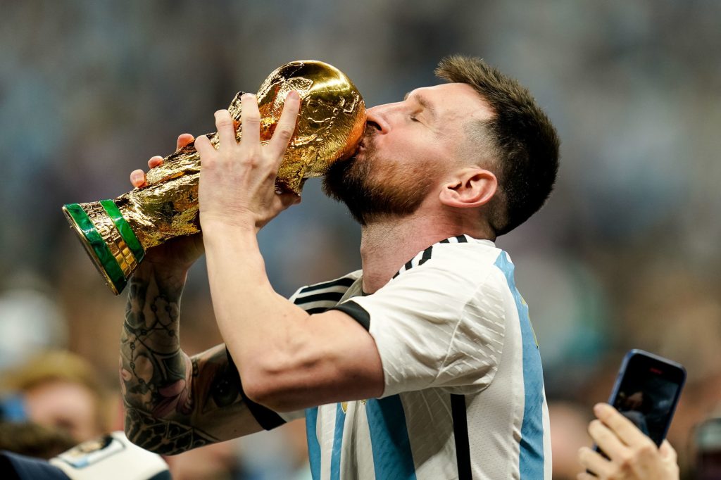 Lionel Messi porte la coupe du monde