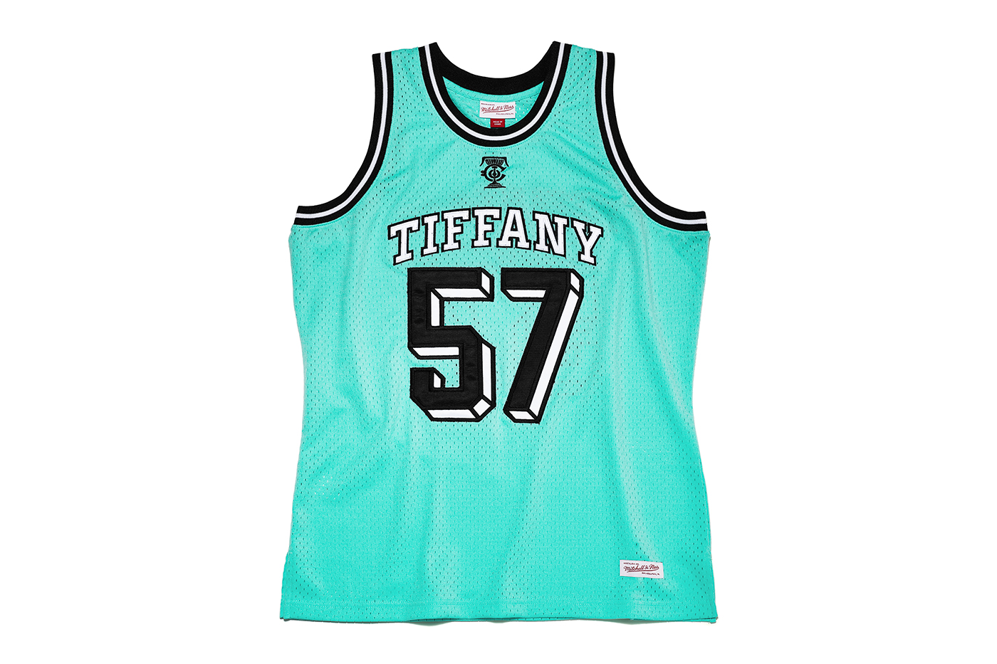 Tiffany sort un nouveau maillot de basket, et ressort sa balle mythique