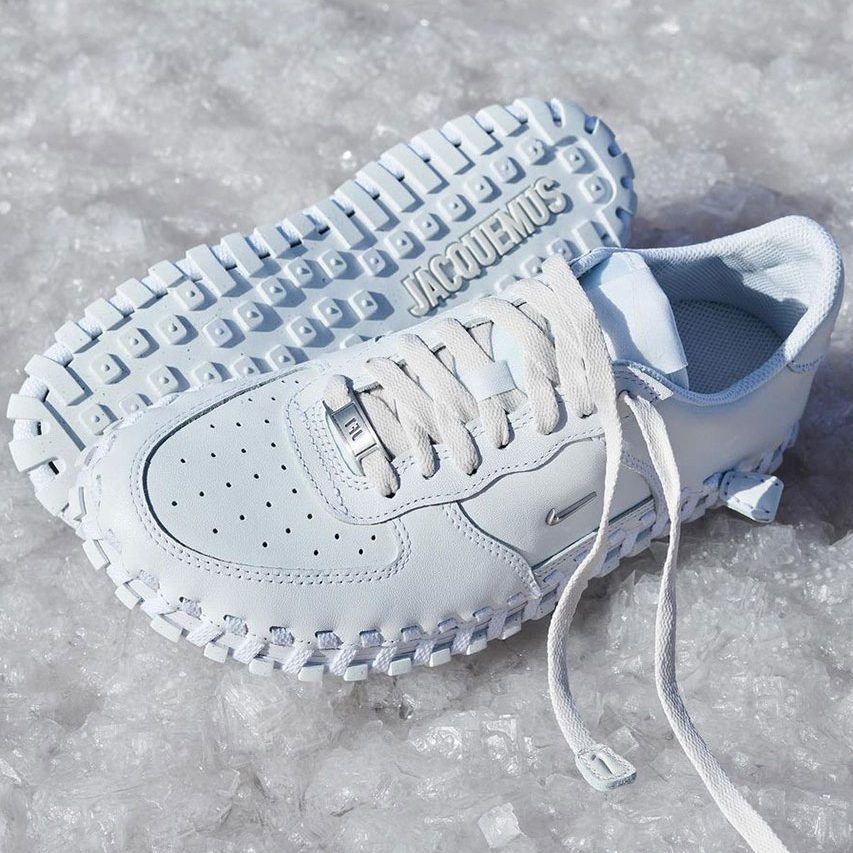 Les Nike J Force 1 blanches de Jacquemus.