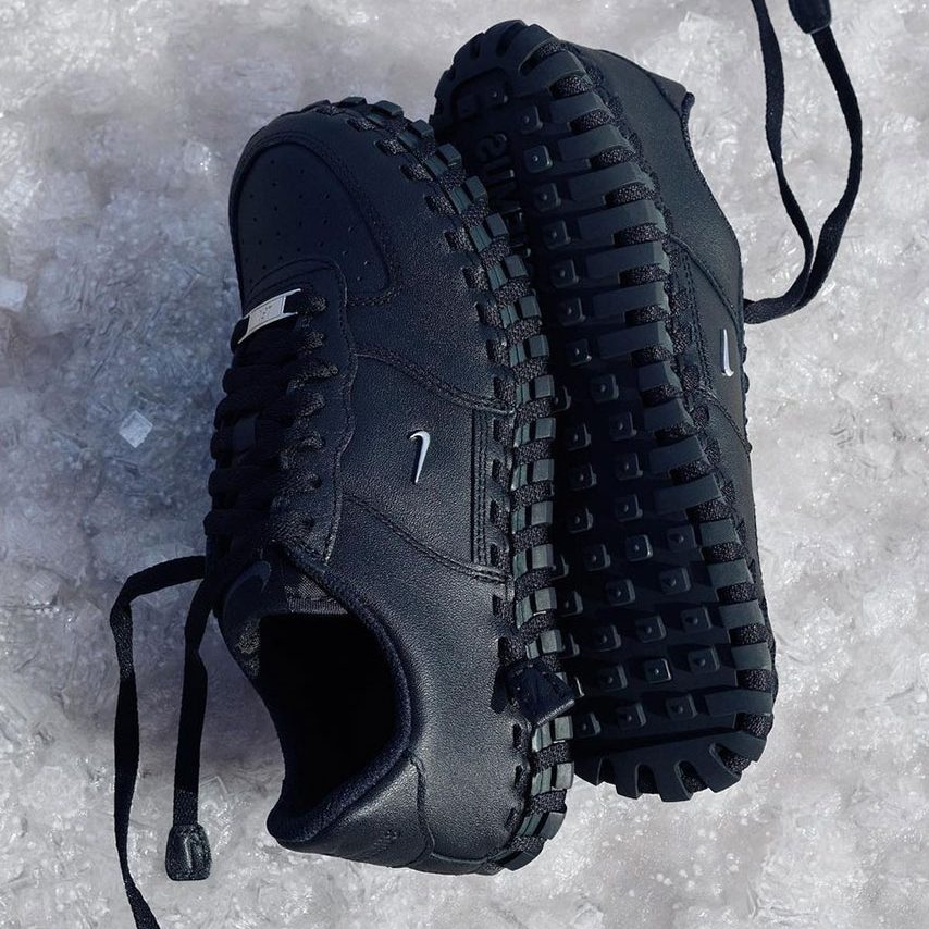 Les Nike J Force 1 noires de Jacquemus.