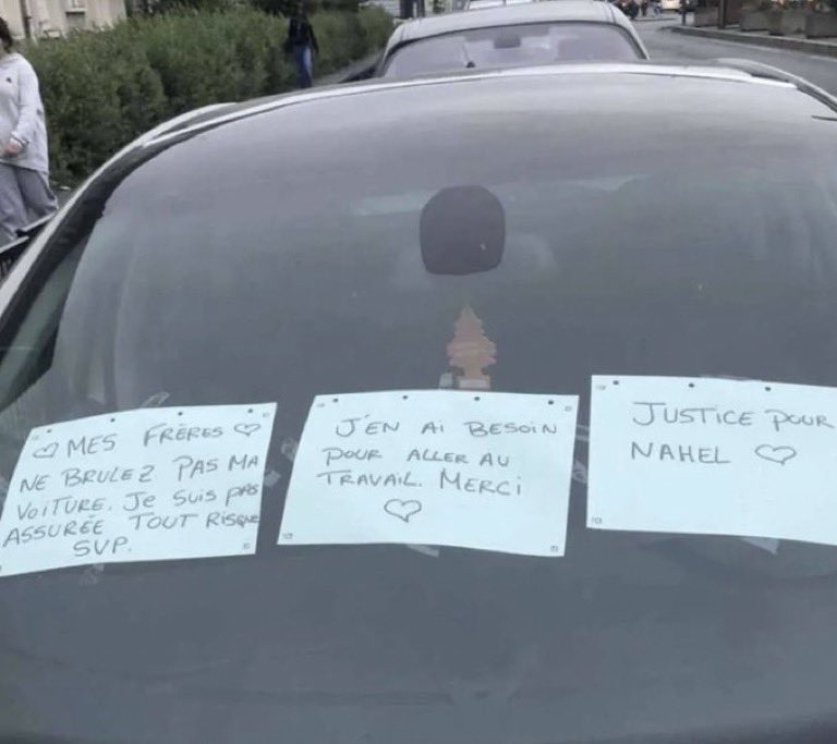 Une voiture avec des messages pour demander à ce qu'on ne la brûle pas lors des émeutes du 29 juin 2023.