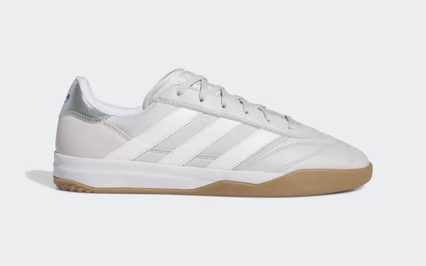 La nouvelle chaussure "Copa Premiere" de Adidas, dans sa version blanche et argentée.
