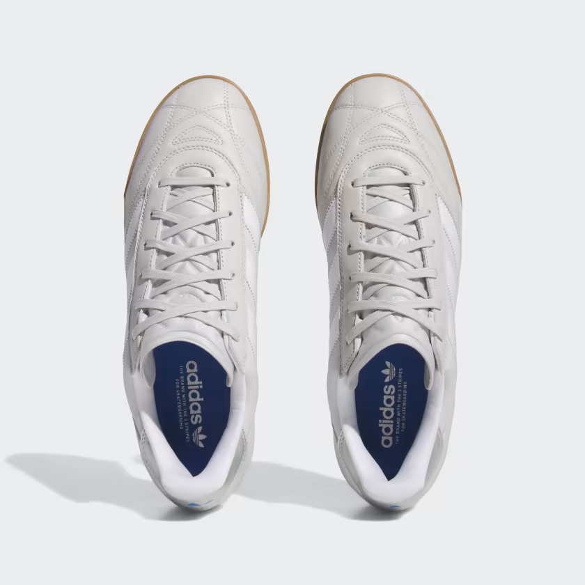 La nouvelle chaussure "Copa Premiere" de Adidas, dans sa version blanche et argentée.