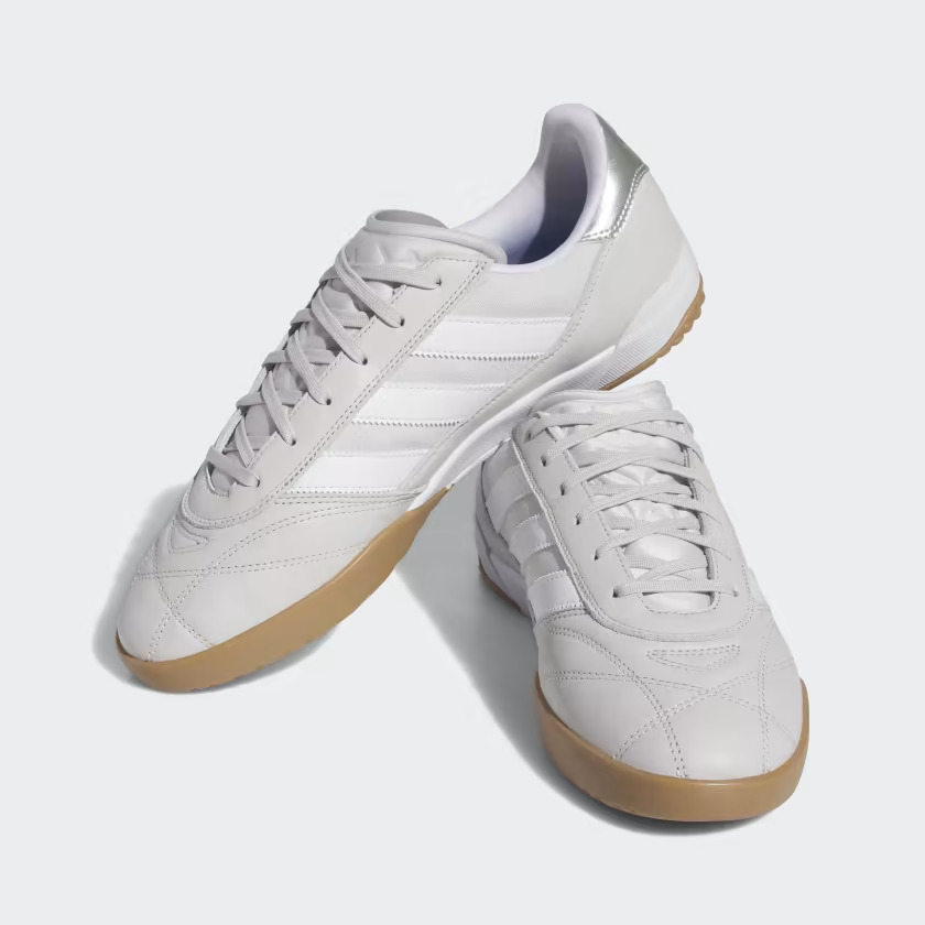 La nouvelle chaussure "Copa Premiere" de Adidas, dans sa version blanche et argentée.