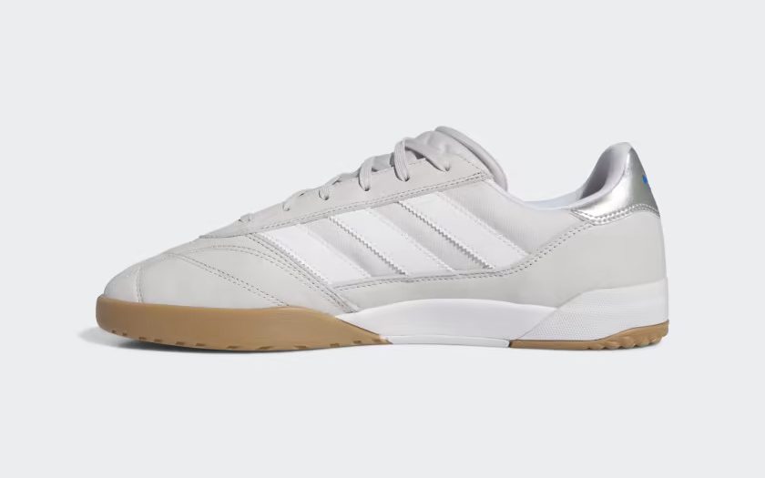 La nouvelle chaussure "Copa Premiere" de Adidas, dans sa version blanche et argentée.