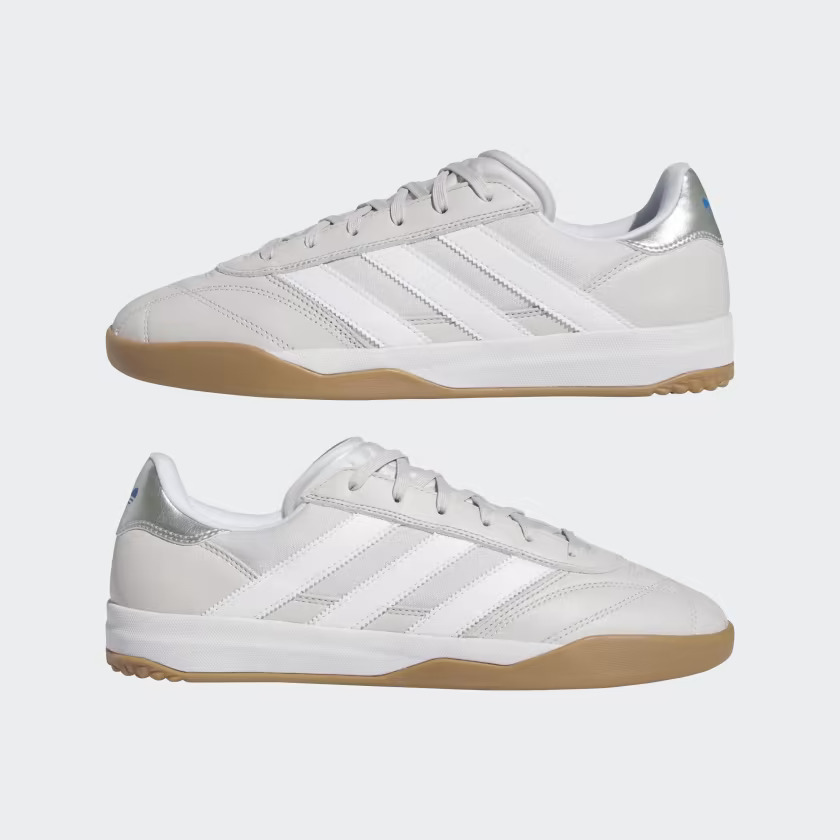 La nouvelle chaussure "Copa Premiere" de Adidas, dans sa version blanche et argentée.