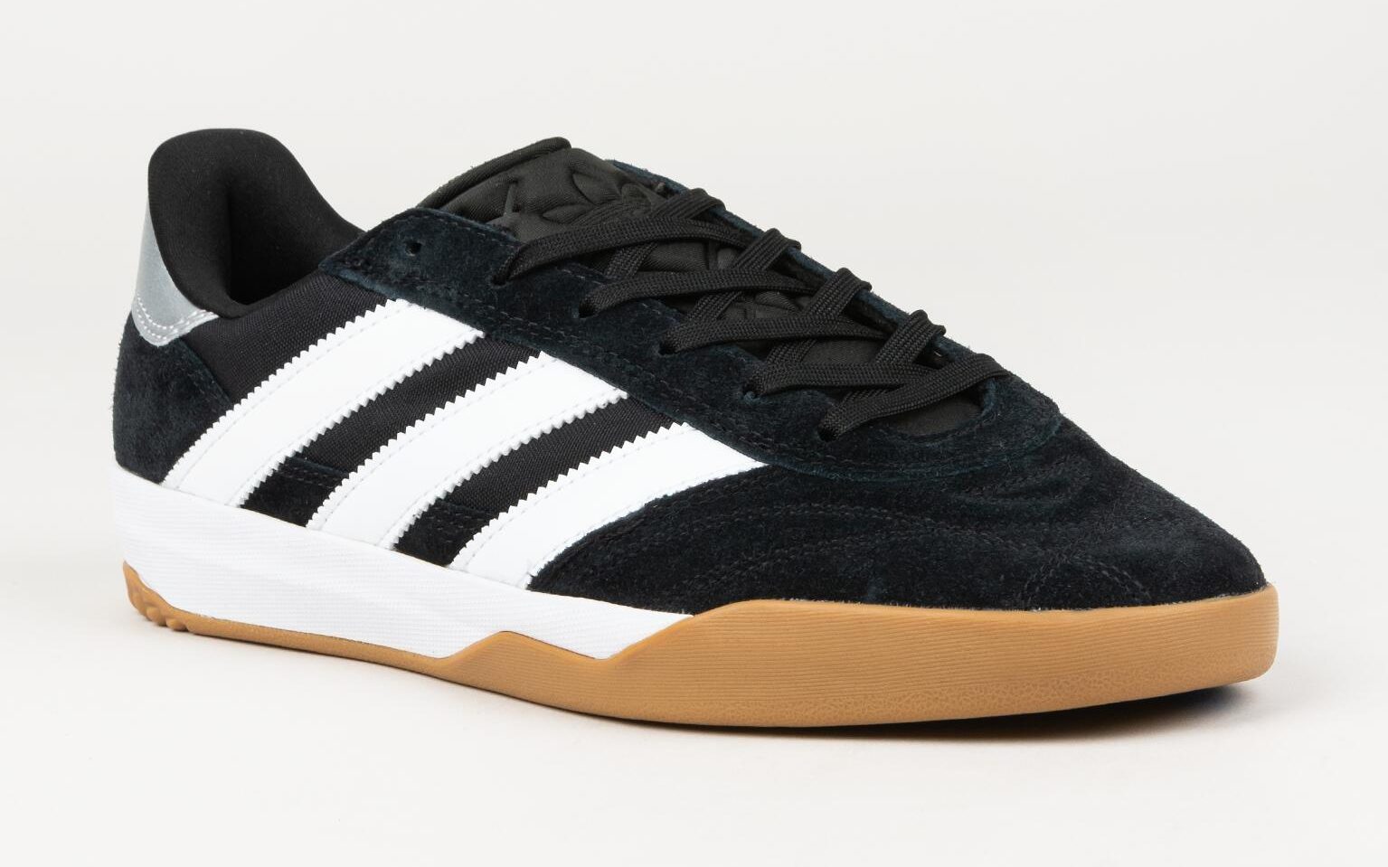 La nouvelle chaussure "Copa Premiere" de Adidas, dans sa version noire.