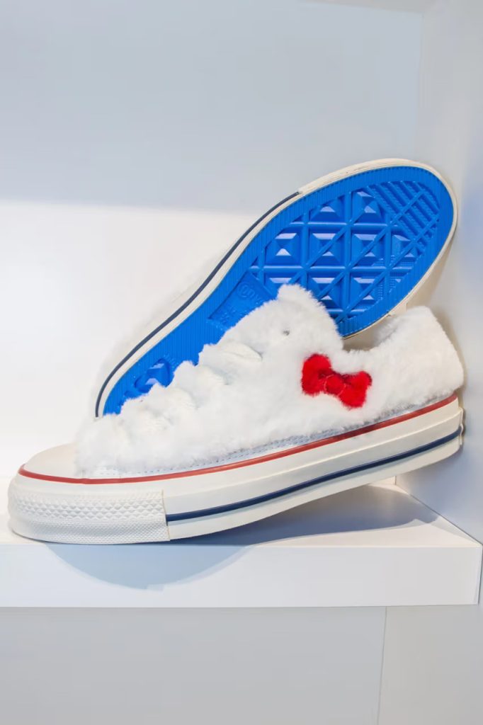 La Converse All Star basse avec de la moumoute blanche et un noeud rouge Hello Kitty, en 2023