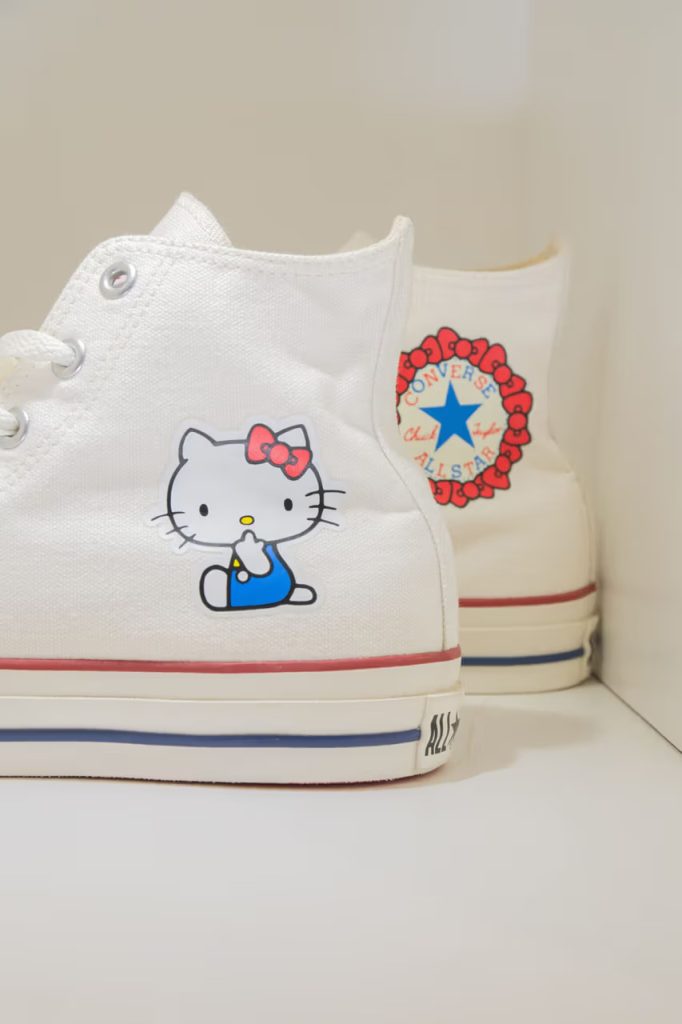 La nouvelle Converse Hello Kitty de 2023, de couleur blanche.