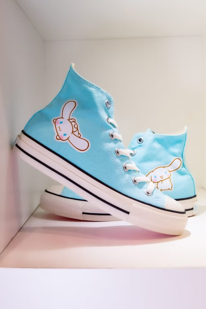 La Converse All Star dédiée à Cinnamoroll, en 2023, de couleur bleu ciel.